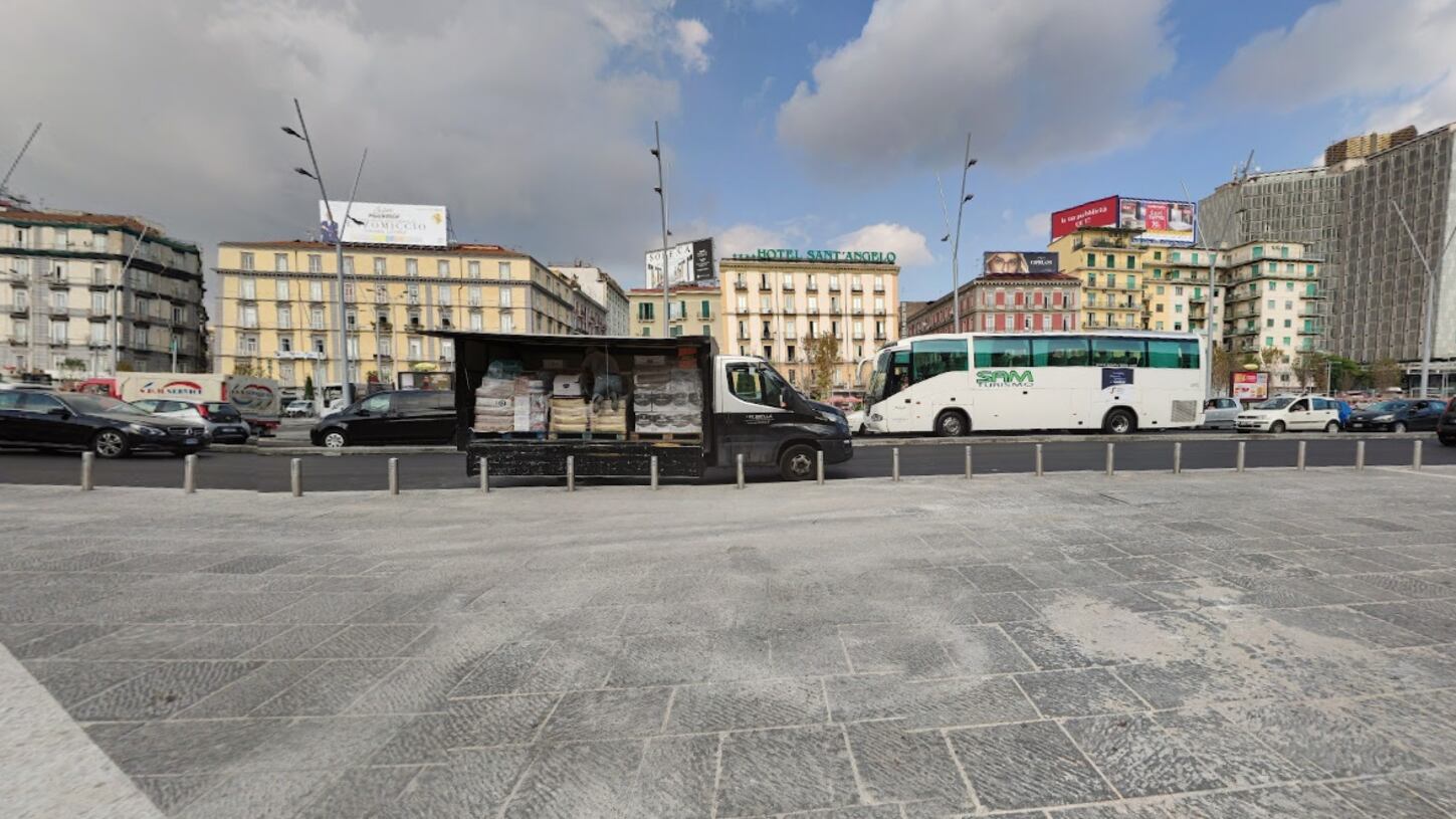 Sequestrata e stuprata in pieno centro a Napoli: caccia a 4 stranieri