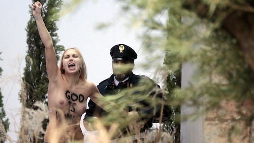 Vaticano, Femen ruba il Gesù del presepe 1