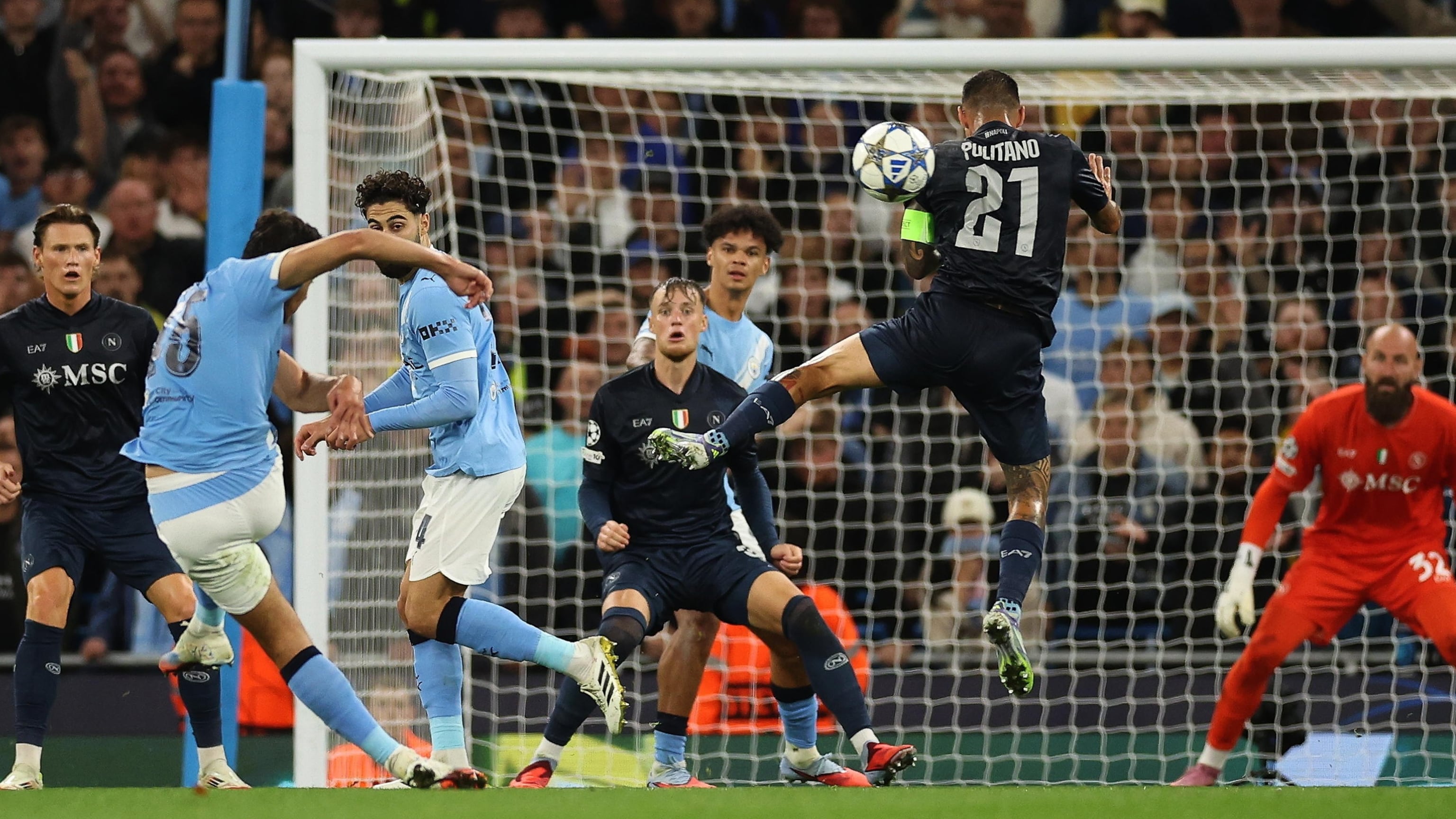 Il Napoli in 10 affonda nel finale contro il Manchester City: decisive le reti di Haaland e Doku