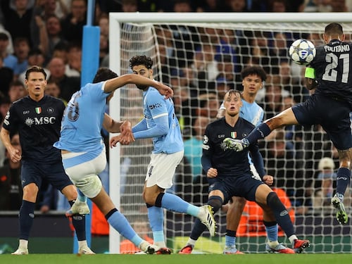Il Napoli in 10 affonda nel finale contro il Manchester City: decisive le reti di Haaland e Doku
