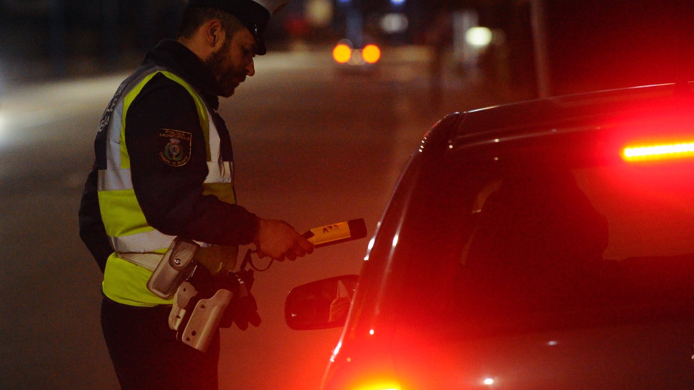 Patente ritirata per guida in stato di ebbrezza ma il suo organismo produce alcol: assolto