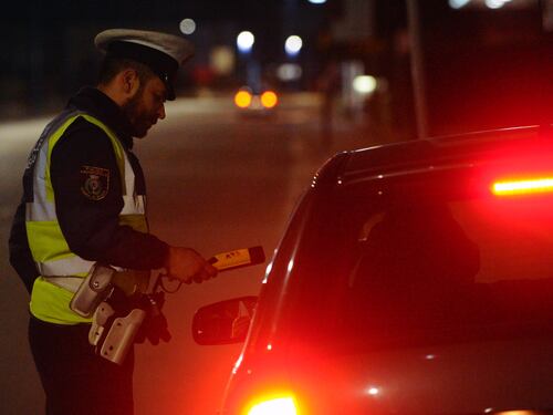 Beccato ubriaco alla guida, arriva un taxi. Ma pure il tassista è positivo all'alcoltest
