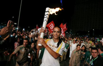 Rio, la corsa dei tedofori. E c'è pure Adriana Lima 1