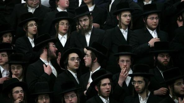"Non siedo con le donne": ebrei ultraortodossi bloccano il volo per Tel Aviv