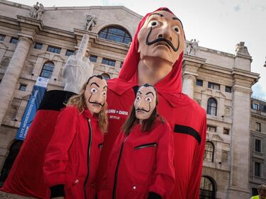Il cast de "La Casa di Carta" davanti all installazione in piazza Affari 3