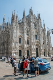 Panico in Duomo a Milano: straniero armato di coltello prende in ostaggio una guardia e la fa inginocchiare 13