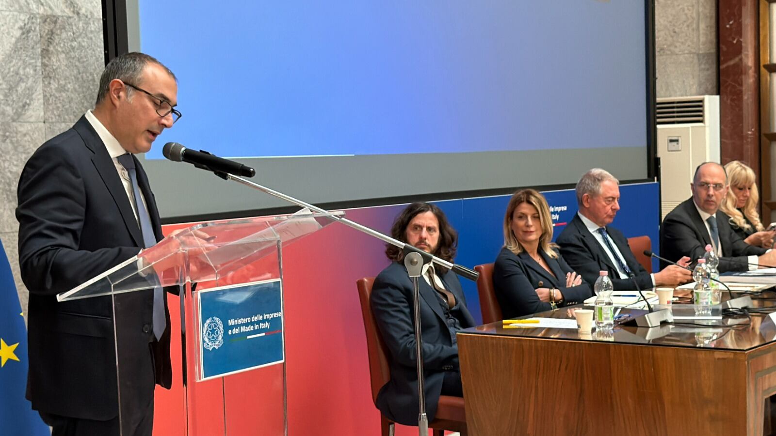 Automotive, Urso: "Con Germania e anche Francia per indicare la rotta all'Ue"