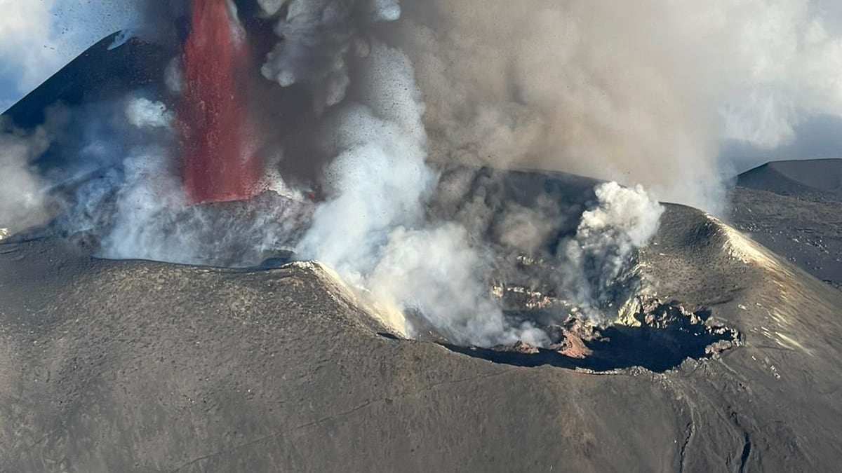 L'Etna erutta ancora: pioggia di cenere sull'aeroporto di Catania, sospesi tutti i voli