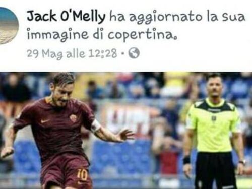 L'arbitro Giacomelli posta una foto di Totti: i tifosi della Lazio insorgono. Ora rischia il deferimento