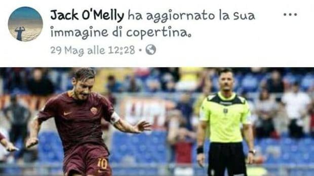 L'arbitro Giacomelli posta una foto di Totti: i tifosi della Lazio insorgono. Ora rischia il deferimento