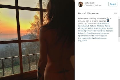 Naike Rivelli topless e tacchi alti 15