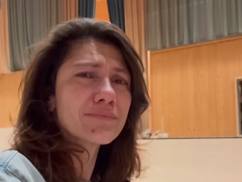 Le lacrime di Elisa sugli aiuti: ma l'Italia li ha già inviati