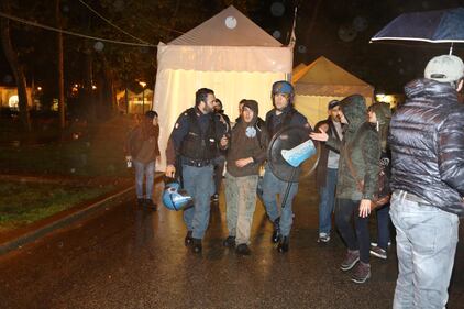 Tensioni alla Festa del Pd: blitz dei centri sociali 9