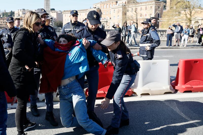 Roma, attivisti di Ultima Generazione interrompono maratona: le immagini 11