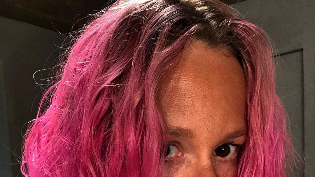 Federica Pellegrini si tinge i capelli di fucsia e sorprende i fan