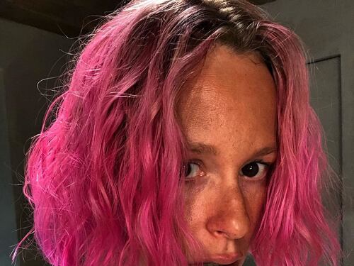 Federica Pellegrini si tinge i capelli di fucsia e sorprende i fan