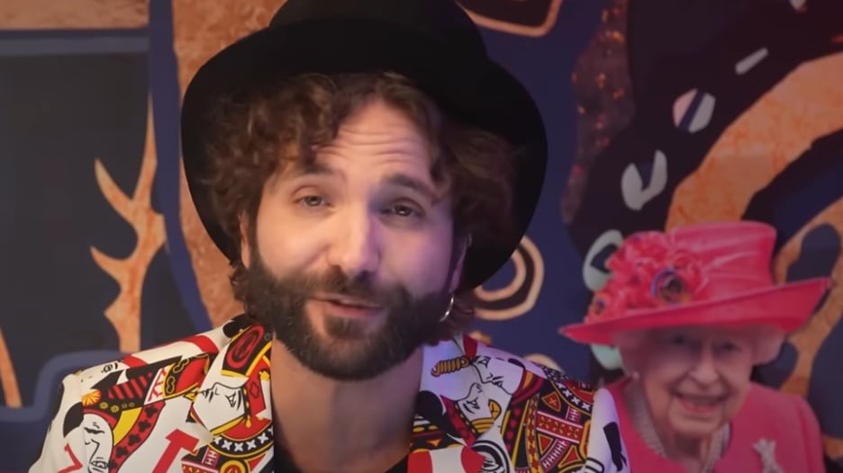 "Bestie strane e ordinario caos terrestre. In scena mi sento più libero che sul web"