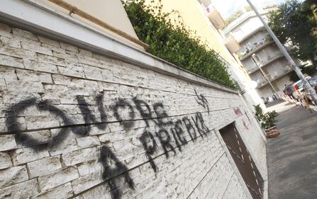 Sotto casa compare la scritta "Onore a Priebke" 1