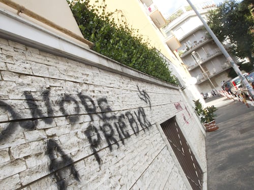 Sotto casa compare la scritta "Onore a Priebke"