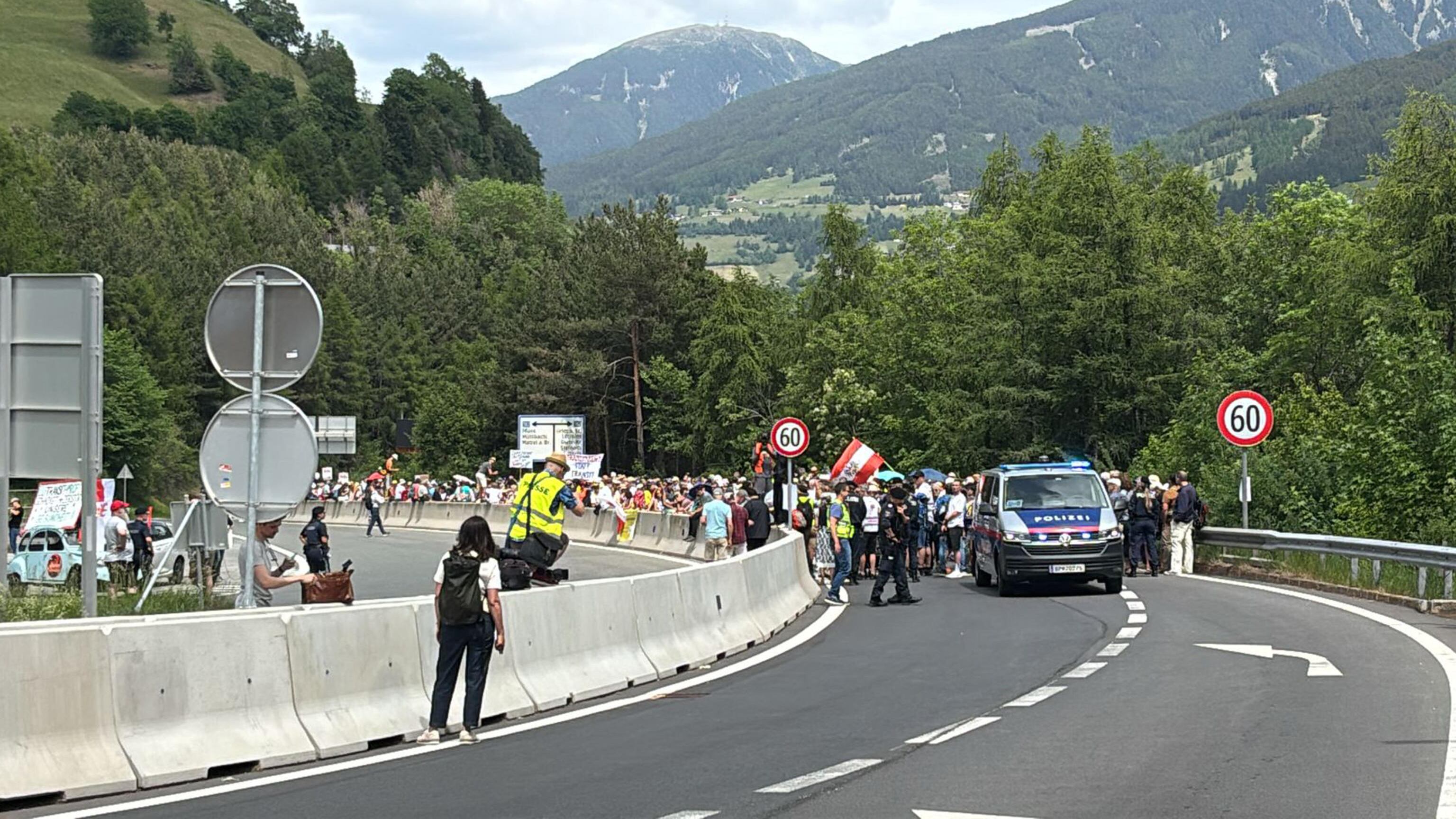 Brennero, caos ambientalista. Rogo sulla ferrovia: "Atto doloso"
