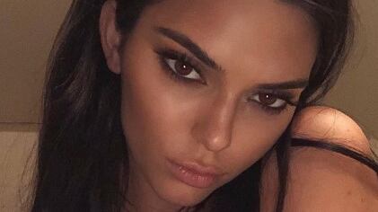 Kendall Jenner completamente nuda in Italia