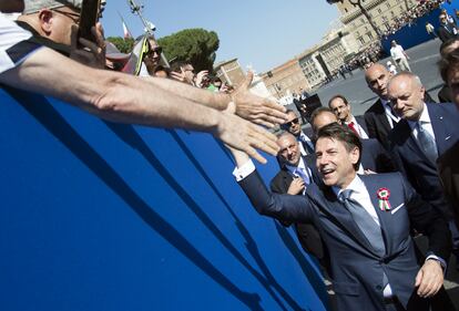 2 Giugno, bagno di folla per il premier Conte 5