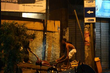 Rio, la polizia uccide un balleri: la favela brucia 4