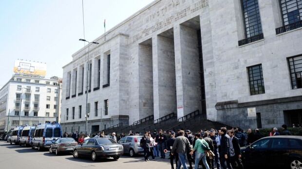 La difesa del Cav cita 67 testimoni: ha aiutato tutti per generosità