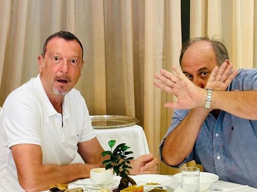 "Se succede...". Amadeus e Scotti insieme, la foto scatena il tam-tam su Sanremo