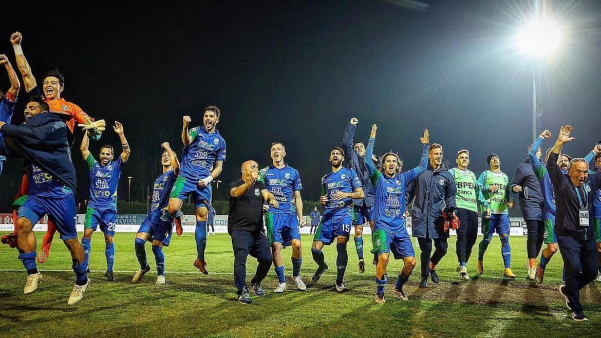 Serie C, la Feralpisalò batte la Triestina e conquista la B per la prima volta nella sua storia, è festa per i Leoni del Garda