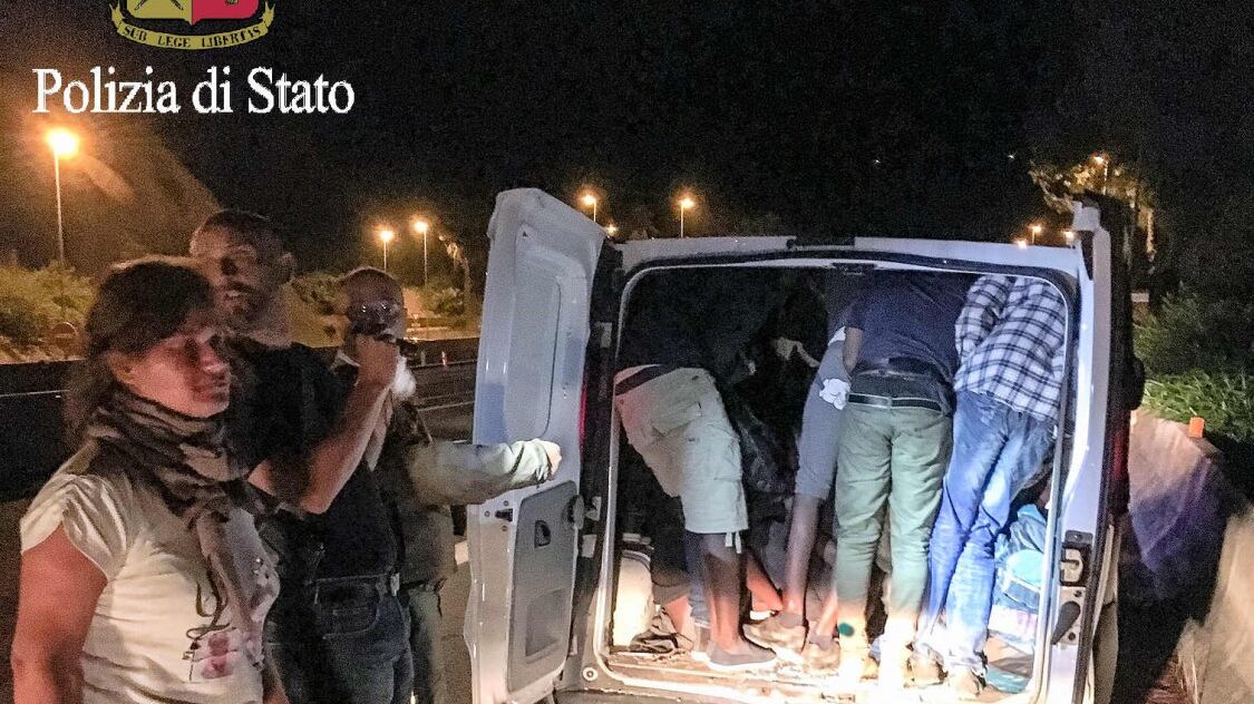 Presi gli scafisti di terra: fino a 40 migranti stipati in un furgone