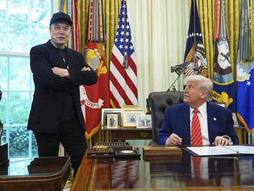 La rabbia di Donald: "Se finanzierà i Dem la pagherà cara". I contratti nel mirino