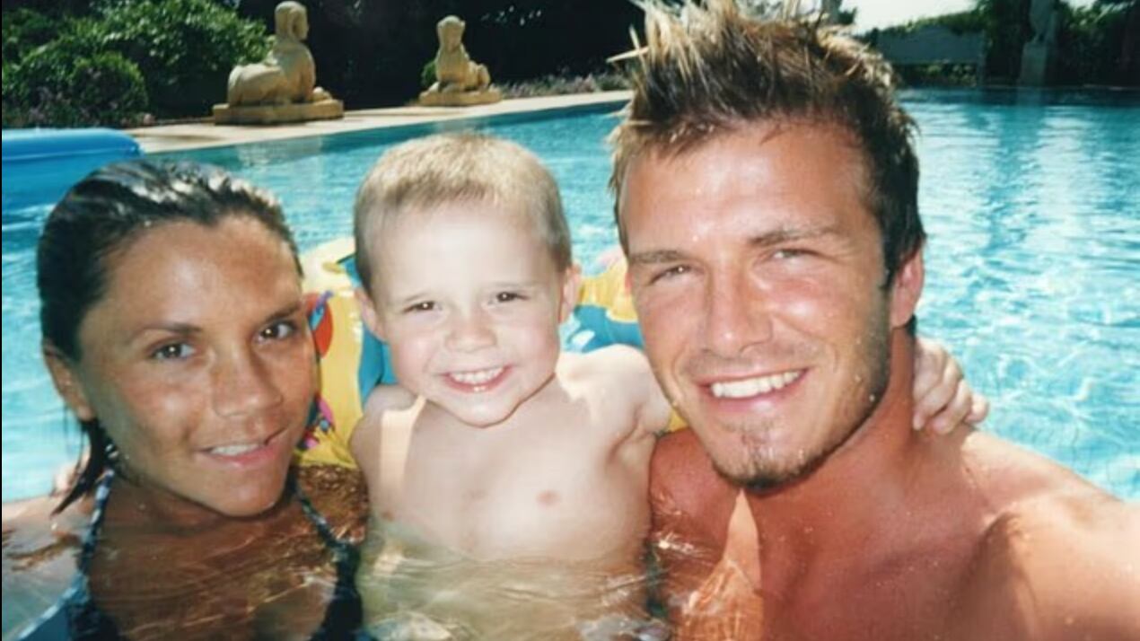 Continua la guerra dei Beckham: David e Victoria fanno gli auguri a Brooklyn, ma il figlio li ignora e festeggia con la moglie