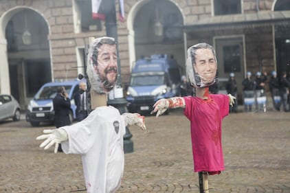 Studenti contro il governo: crocifissi e bruciati i fantocci di Di Maio e Salvini 5