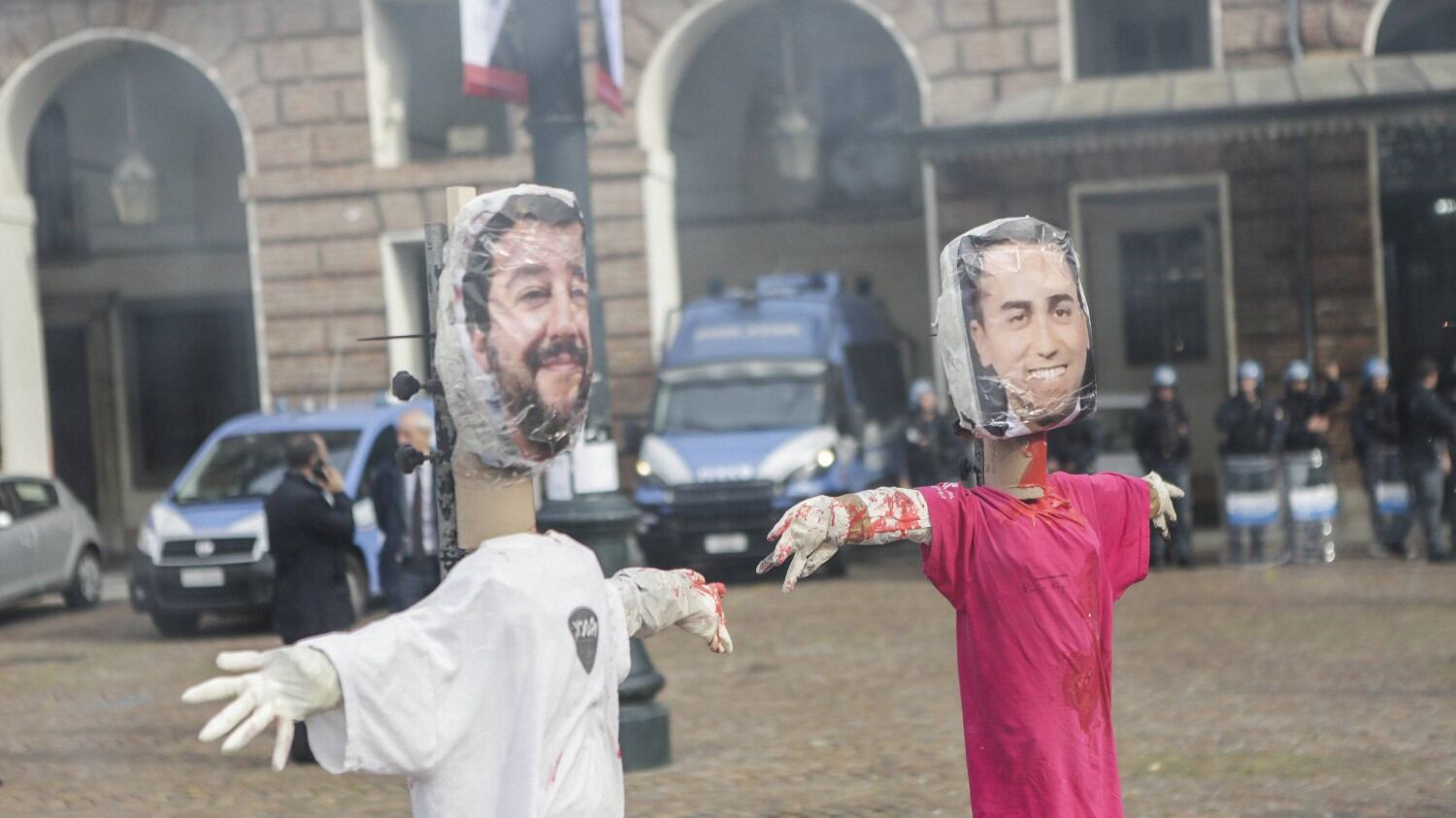 Torino, Salvini: "E sarei io a seminare odio? Bruciare manichini è schifoso"