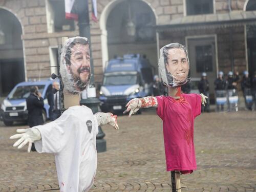 Torino, Salvini: "E sarei io a seminare odio? Bruciare manichini è schifoso"
