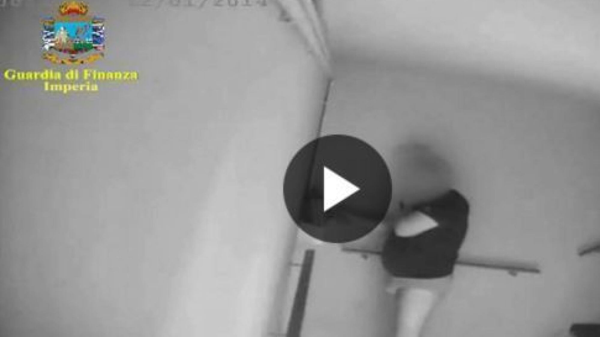 Il vigile di Sanremo che timbrava in mutande ora fa l'artigiano aggiustatutto nella sua bottega