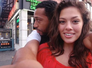 Ashley Graham sexy con gli occhiali 5