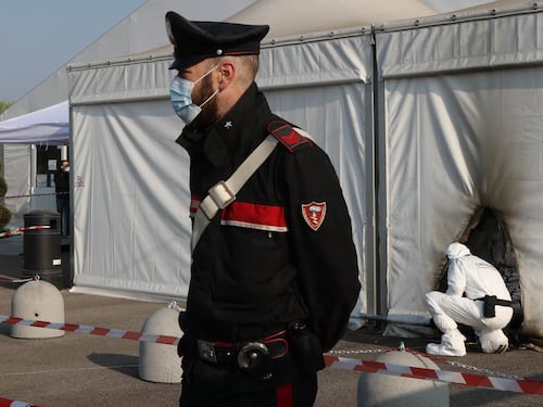 Molotov contro hub di Brescia, condannati due No Vax