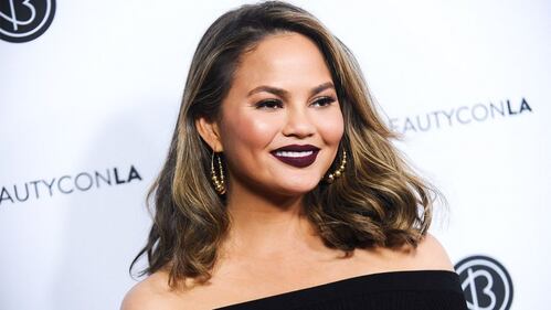Chrissy Teigen, topless e incinta mentre cucina 3