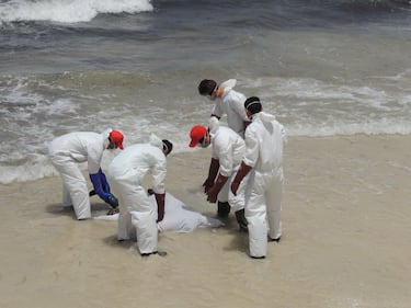 I cadaveri dei migranti sulla spiaggia libica 8