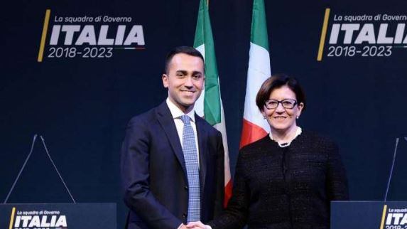 E il governo rischia lo strappo. La Difesa: "Non è competente"