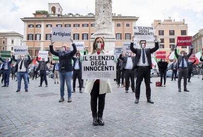 Flash mob della Meloni davanti Palazzo Chigi: "Vogliamo dare una mano" 2