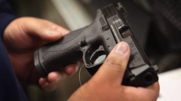 Nervi, ragazzini rapinano 15enne minacciandolo con una pistola