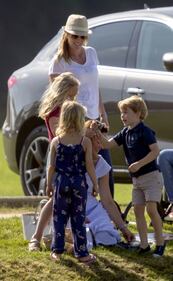George e Charlotte giocano sull'erba 9