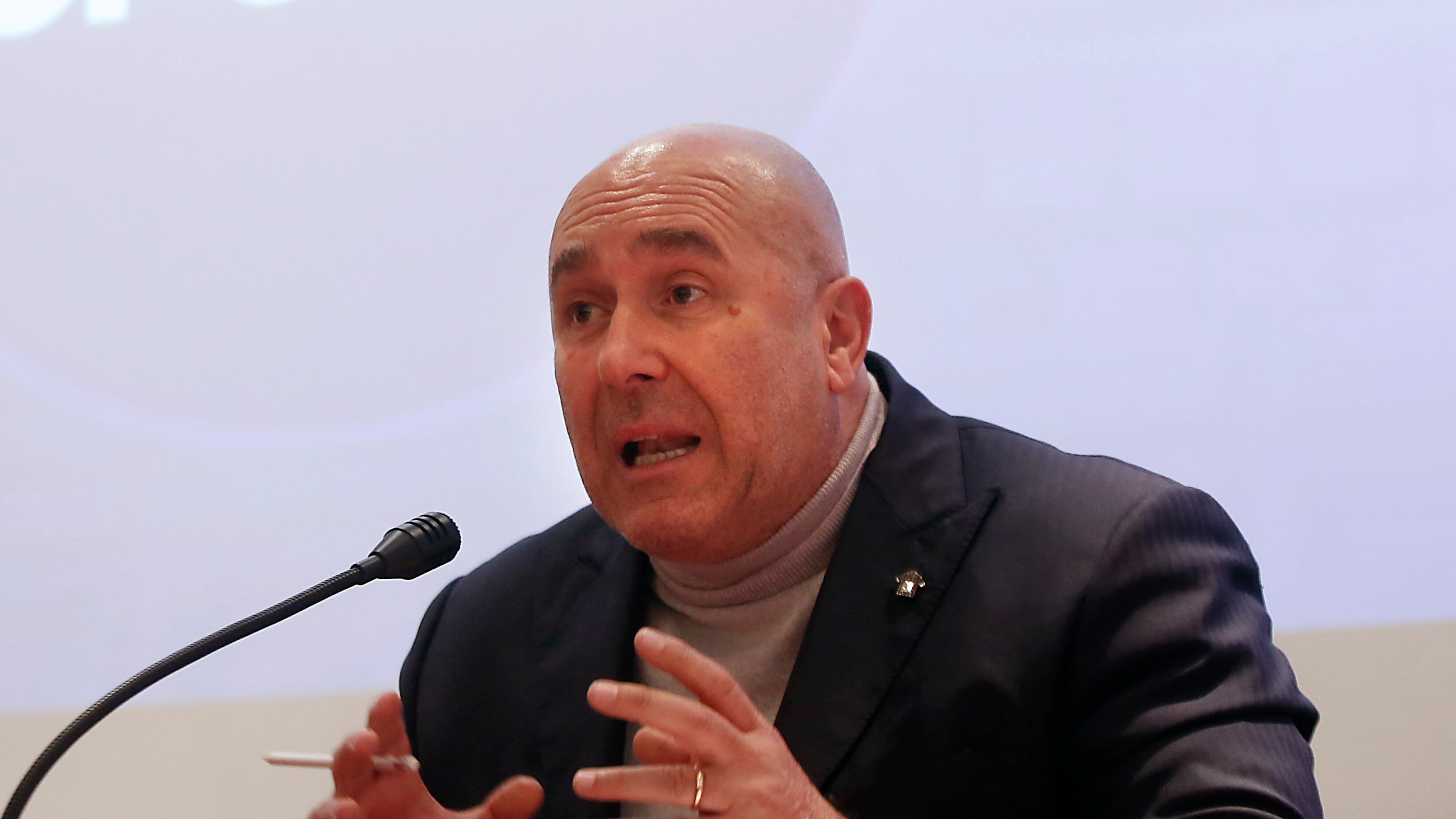 Urla, show e polemiche. Lascia il sindaco Bandecchi