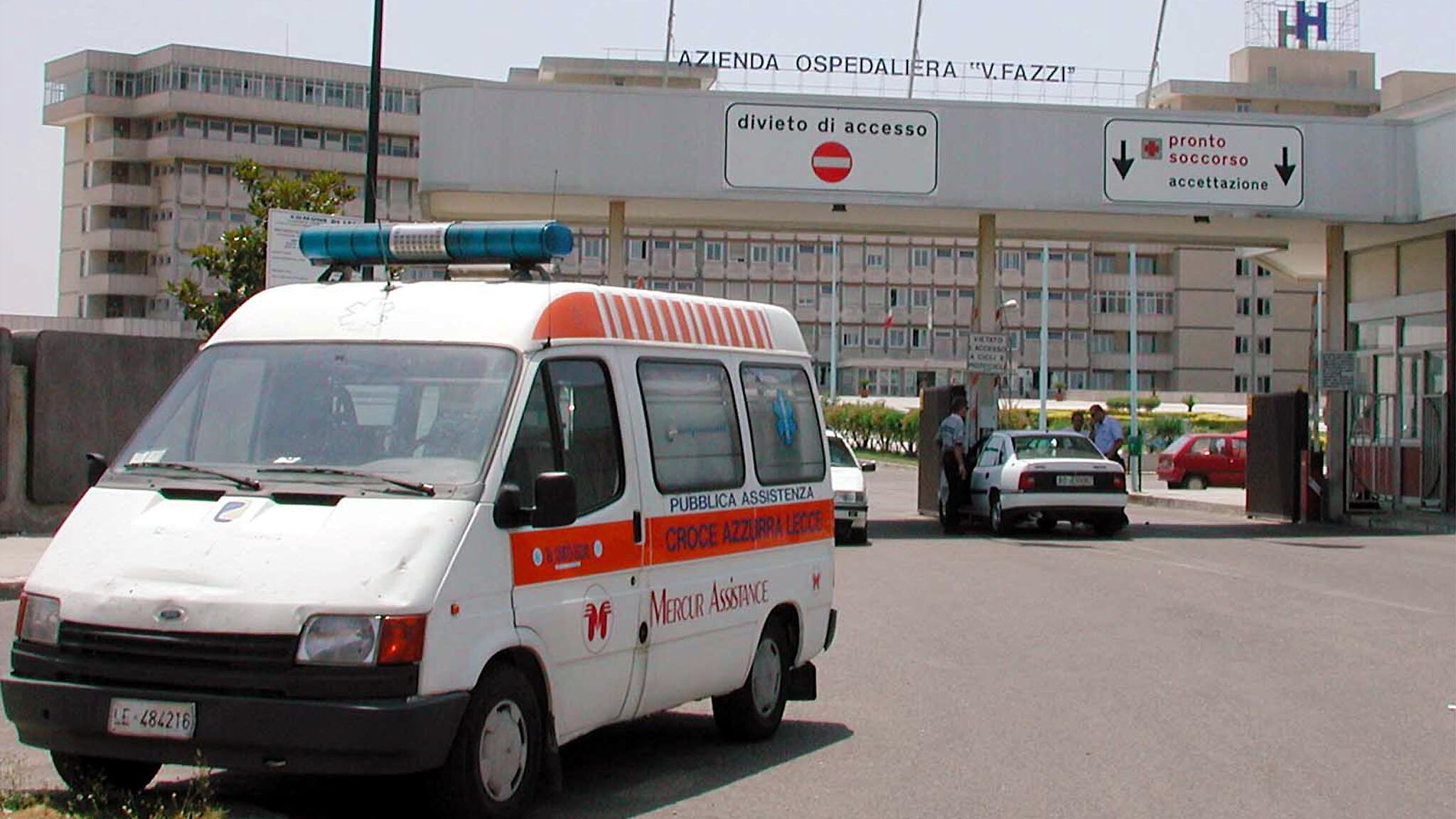 Lecce, ergastolano ruba la pistola: spara in ospedale e fugge su un'auto rubata