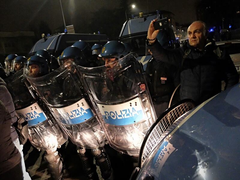 Milano, tensioni al convegno sulle foibe 15