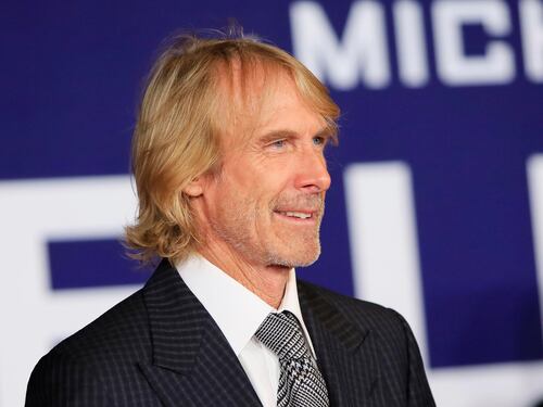 "Ha maltrattato piccioni sul set". Il regista Michael Bay a processo in Italia