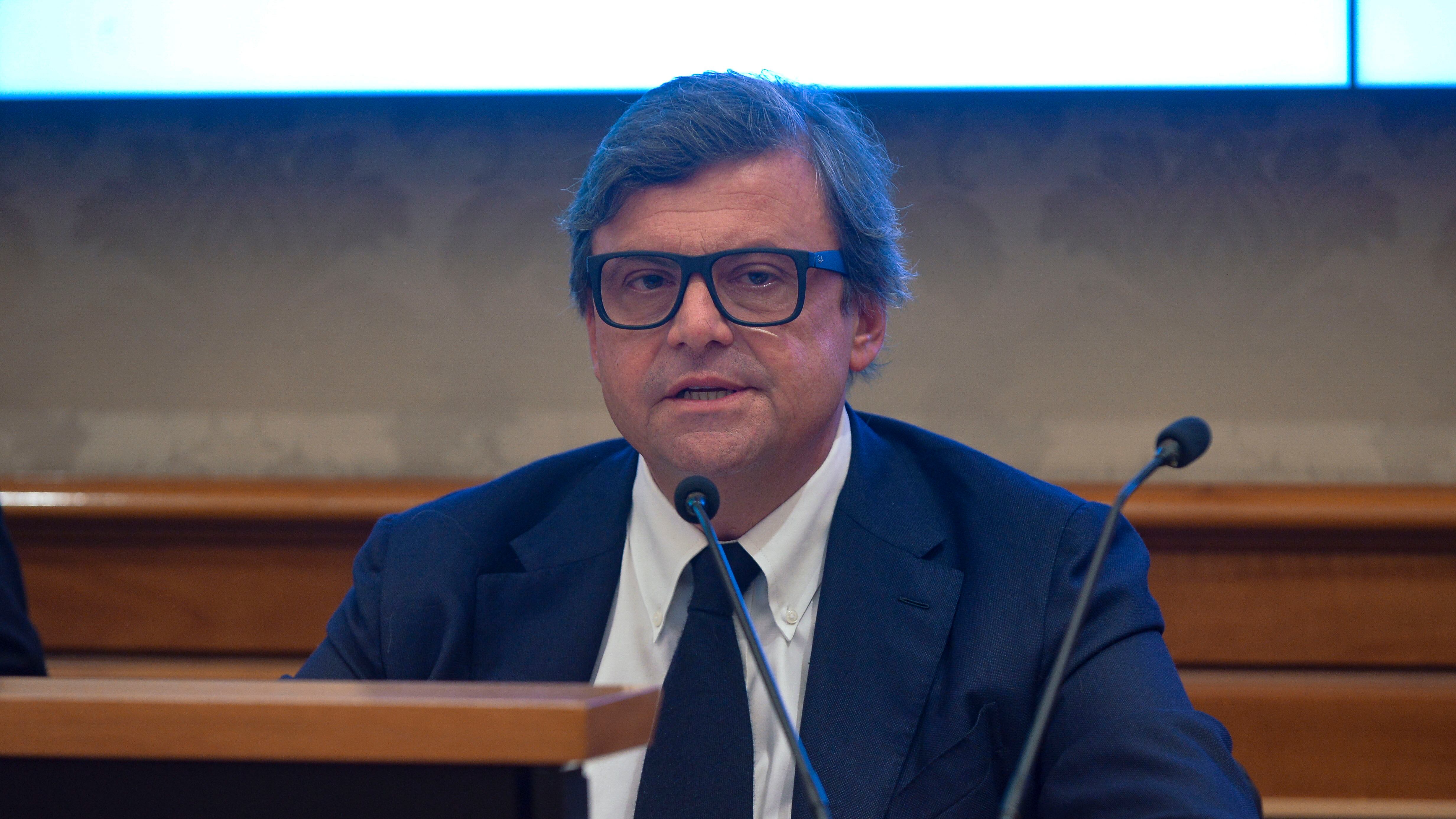 "Calenda chiede cose". Sui social esplode l'ironia sul leader di Azione